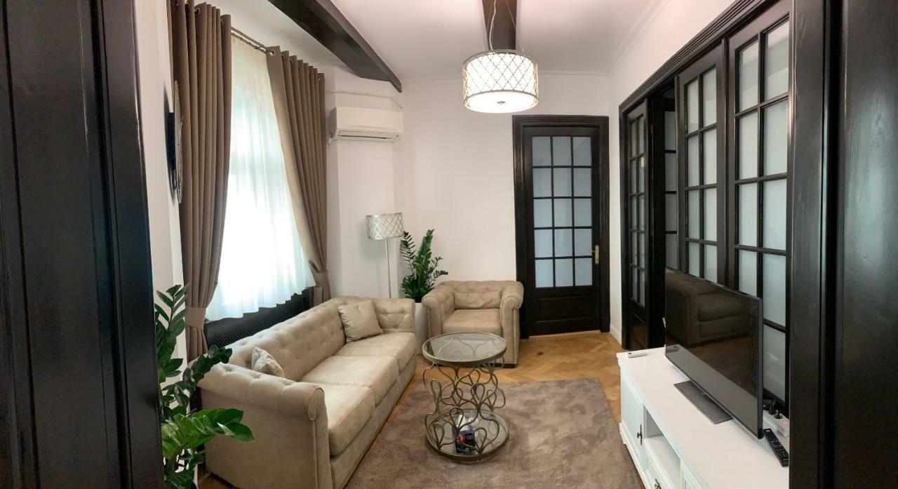 English Apartment Крайова Екстериор снимка