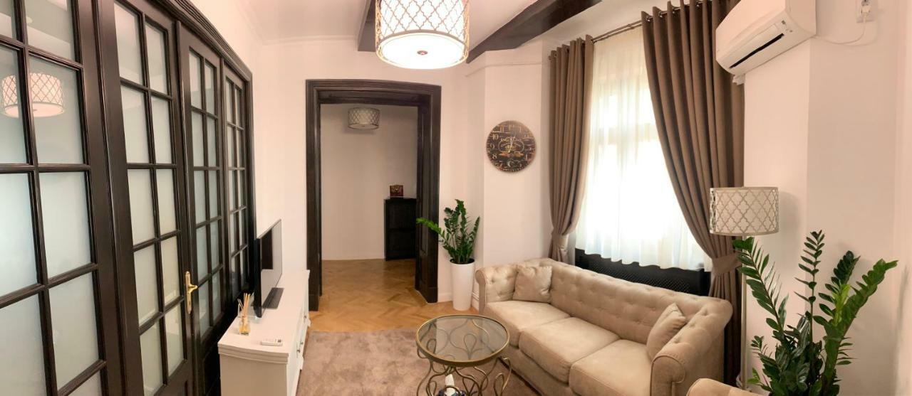 English Apartment Крайова Екстериор снимка